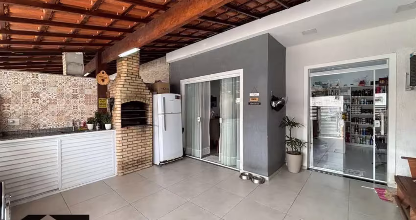 Casa de 3 quartos (1 suíte) no condomínio beija-flor
