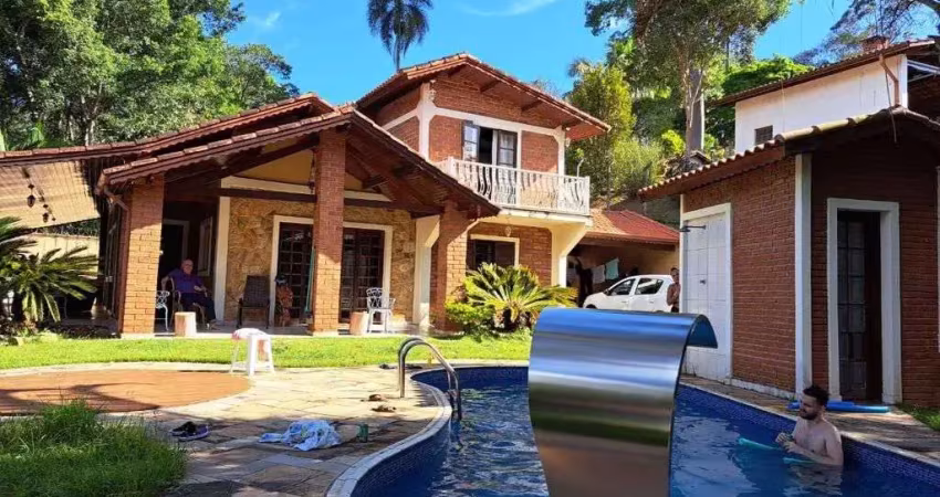 Casa de condominio em Embu das Artes com piscina