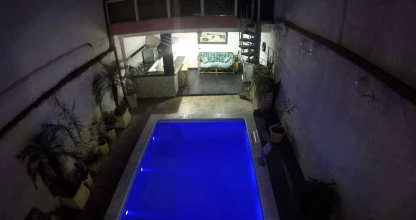 Casa à venda em Osasco, bairro Umuarama, com 4 dormitórios e 2 suítes