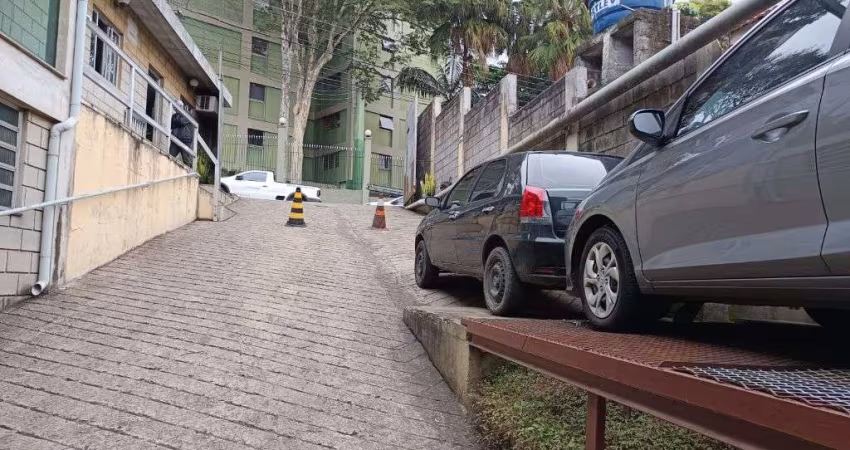 Galpão com salas comerciais no jaguaré São Paulo com 400 mts2. de área construida E 530 mts2. de terreno.