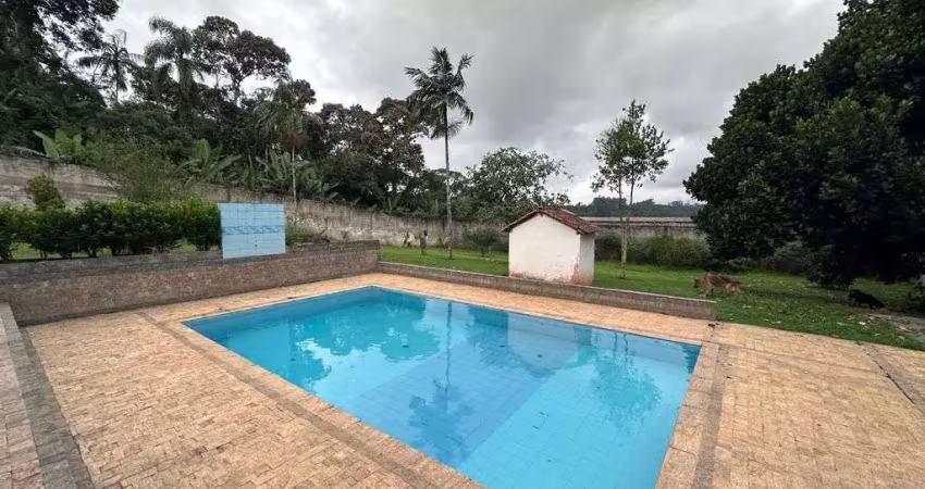 Linda chacara com 6 dormitorios e area de lazer em Embu Mirim