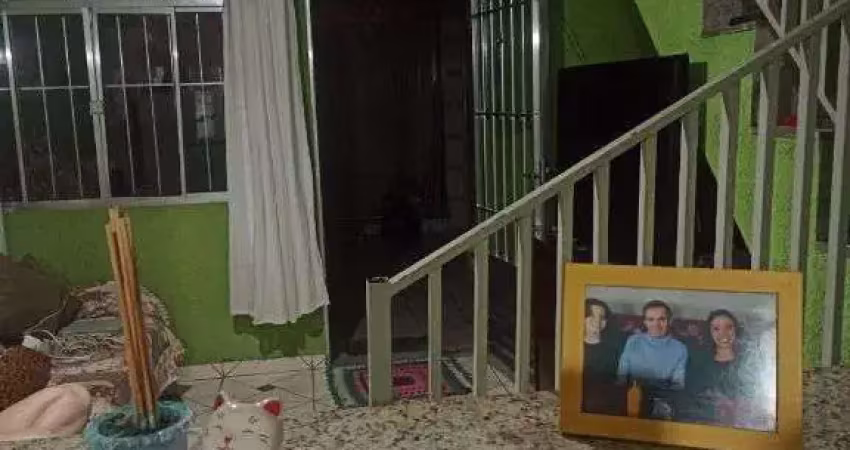 Sobrado à venda no bairro Aliança em Osasco com 3 dormitórios e churrasqueira.
