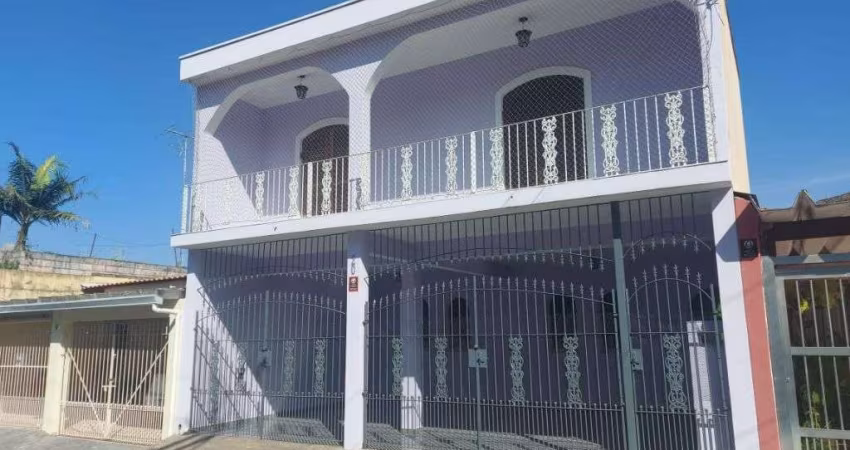 Casa à venda no Jardim D'Abril, Osasco: 4 dormitórios, churrasqueira e varanda!