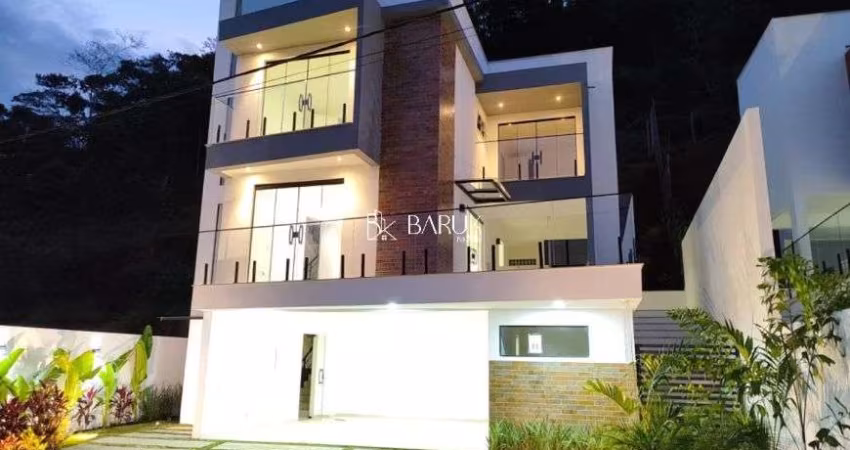 Casa Triplex com elevador no condomínio Pedras Altas no bairro Aeroporto ao lado da Sociedade Portug