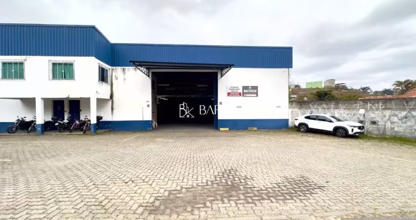 Industrial,  galpão  com 12 mil m2, 3 salas, 6 banhos e 8 vagas, imperdível.