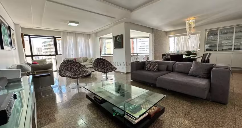 Apartamento à venda com 237m², 4 dormitórios sendo 2 suítes, andar alto, varanda, salas p/ 3 ambien