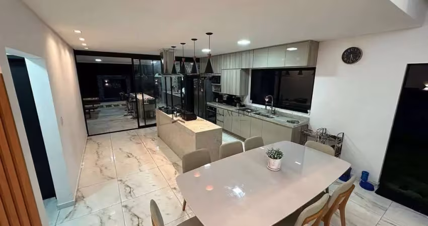 Casa à venda com 298m², 04 dormitórios, sendo 01 suíte master com closet, varanda, escritório, 2 va