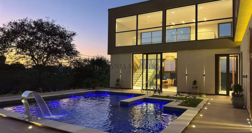Casa à venda com 311m², com 5 suítes, salas amplas, WC social, cozinha, piscina, Cruzeiro, Gravatá,