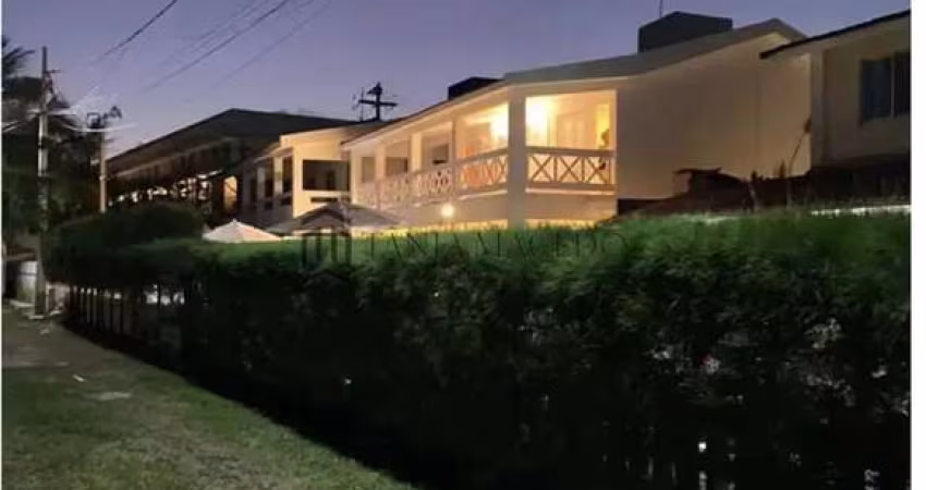 Linda Casa em Condominio, à venda toda mobiliada 5 Dormitórios, 384m² de área construida, com Pisci