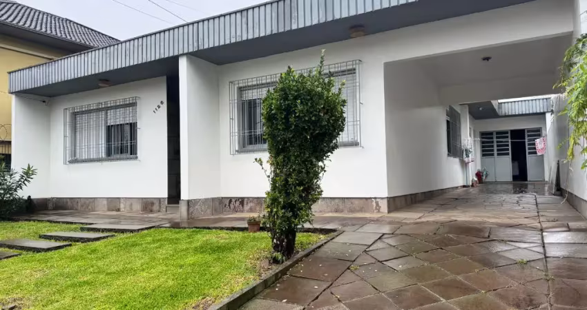 Gazola vende ótima casa de alvenaria com dois pavimentos e opção duas moradias, com três dormitórios, sendo um com suíte, sala,cozinha, banheiro social, e garagem para dois carros.