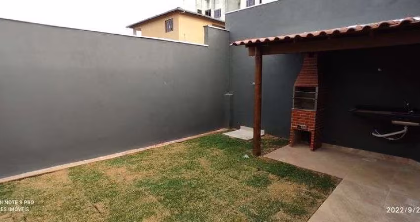 Casa Cód. K142, Meio lote, garagem dois carros, quintal Região de Ipatinga, Bairro Parque Caravelas.