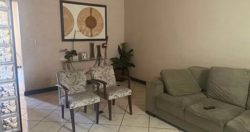 Apartamento Bairro Veneza, perto do centro, excelente localização. Duas vagas. Comercio próximo.