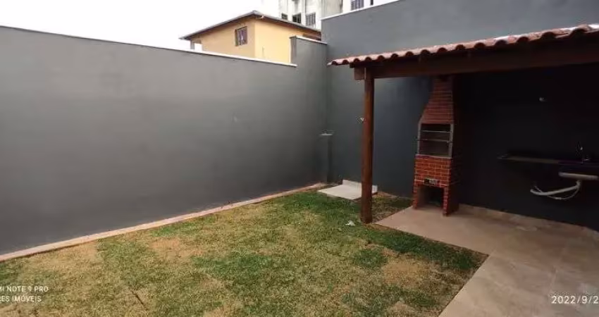 Casa Cód. K142, Meio lote, garagem dois carros, quintal Região de Ipatinga, Bairro Parque Caravelas