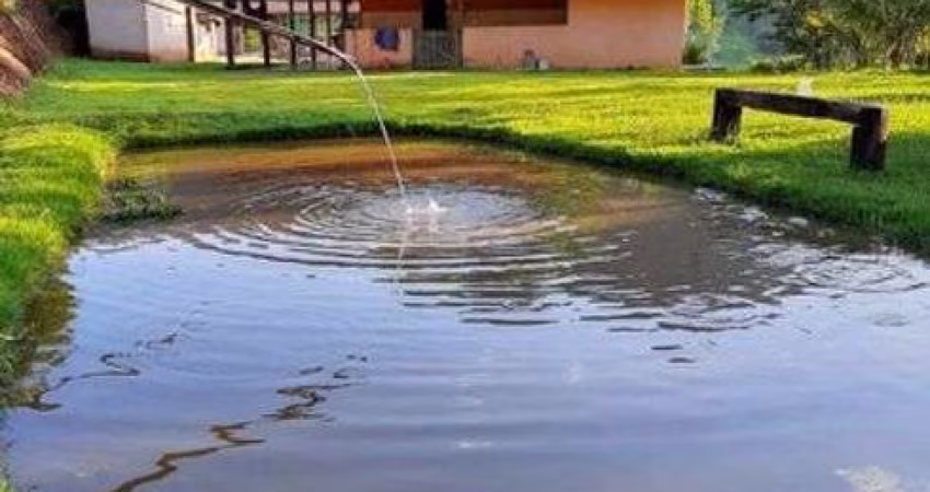 Sítio em Antônio Dias. Cód. S004. Pomar, Curral, Jardim, Piscina e várias nascentes.