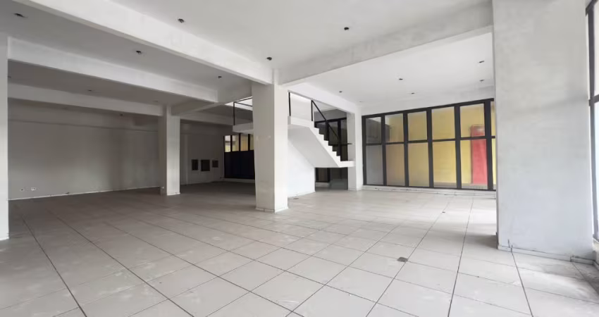 Conjunto comercial amplo, em localização privilegiada no bairro Cristo Rei;