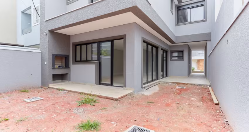 Casa nova, com 323,00m² construídos, garagem para 5 carros, terraço com churrasqueira;