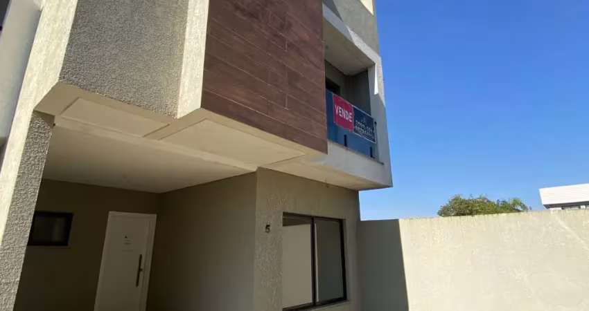 Ótimo sobrado triplex novo, 3 quartos, terraço, em excelente localização no xaxim;