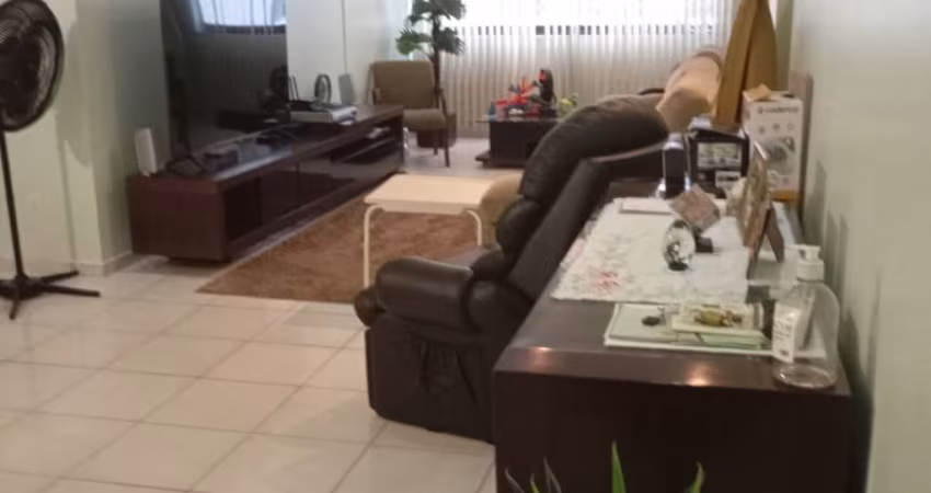 Bom apartamento, prédio em frente ao mar.