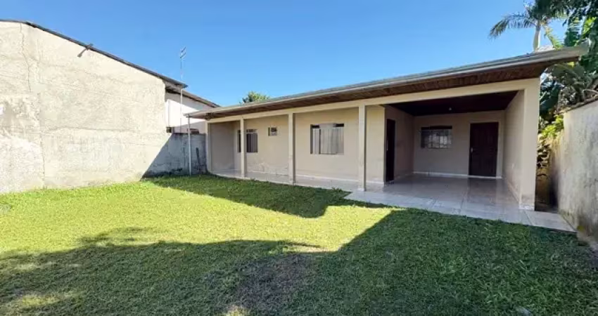 Imóvel com ótimo espaço externo e ótima localização no bairro piçarras