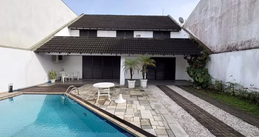 Linda casa com piscina no em área nobre do bairro Brejatuba, a poucos minutos do centro de Guaratuba