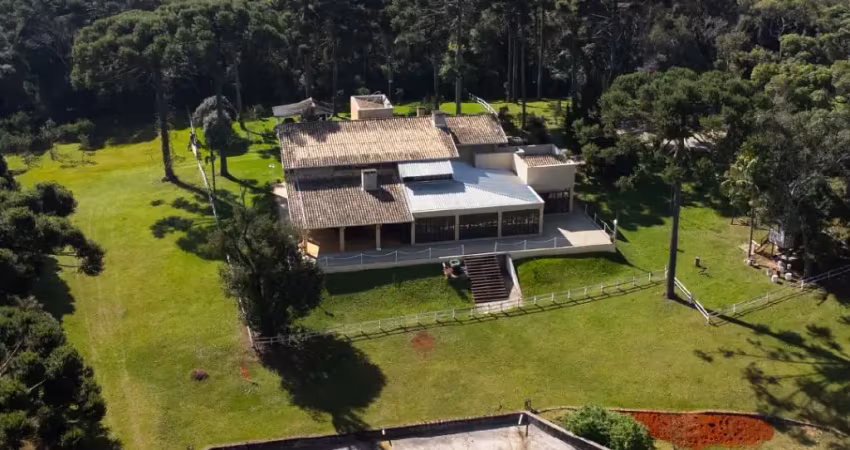 Linda casa de campo com excelente padrão de construção em terreno cercado por araucárias