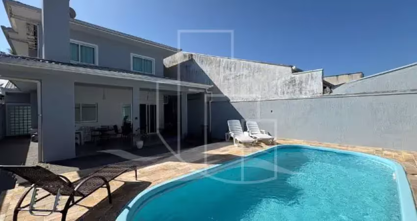Linda residência para desfrutar de momentos de férias em família, a poucos minutos do centro de guaratuba