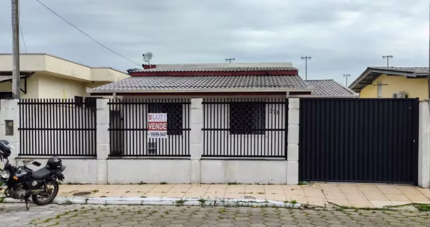 Vendo! linda casa de alvenaria com 4 dormitórios e piscina.