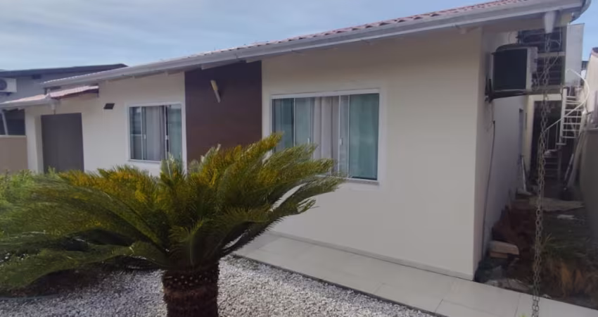 VENDO!!! Ampla casa com 3 dormitórios e espaço gourmet  Localizada no bairro Cordeiros em Itajaí
