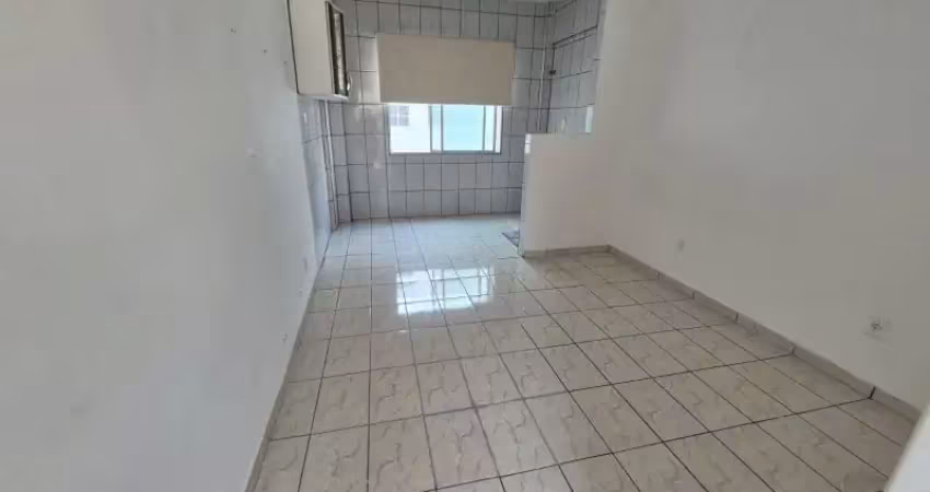Alugo kitnet reformada com garagem próximo mar. ref. 2814