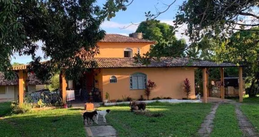 Chácara à venda com Piscina, no Parque dos Faróis. Casa grande e fruteiras.