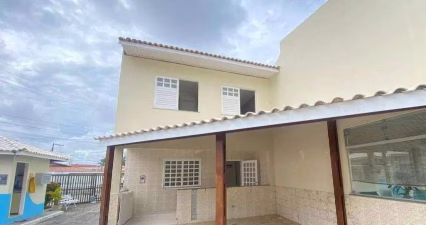 Casa à venda em condomínio fechado na Atalaia.