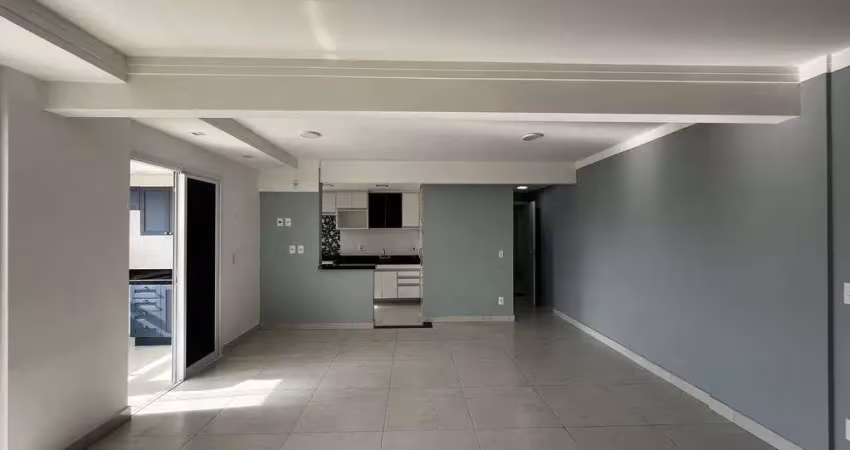Espaçoso Apartamento com 2 dormitórios, sendo 1 suíte e 3 vagas de garagem