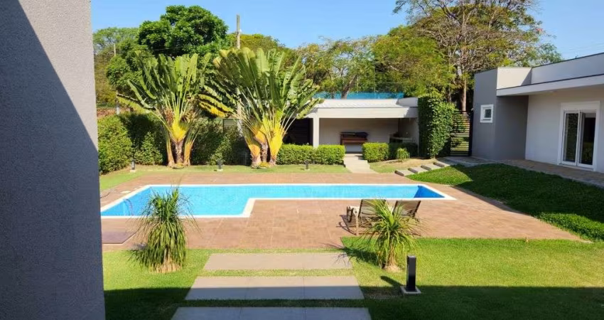 Casa de Alto Padrão, com 3 Suítes e Piscina no Condomínio Terras de Mont Serrat