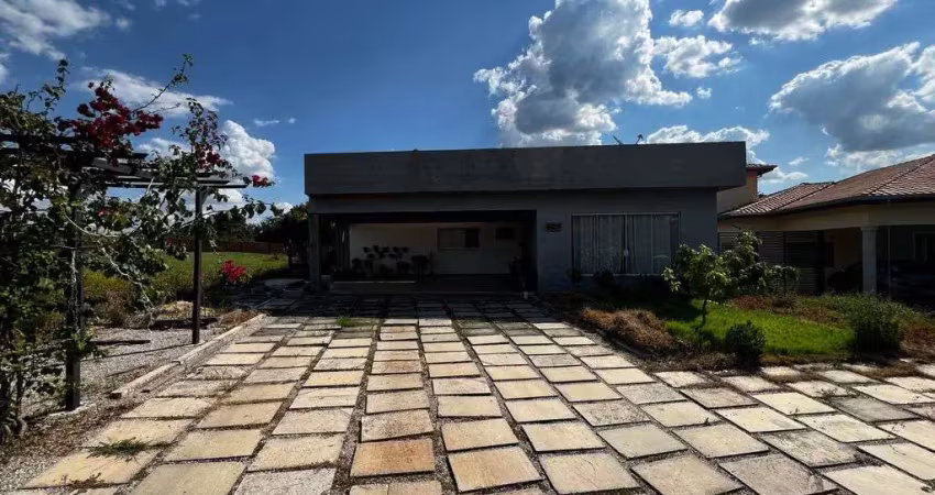 Casa de Condomínio com 4 Quartos e 3 banheiros à Venda, 320 m² por R$ 1.090.000
