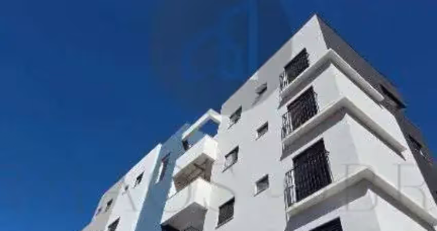 APARTAMENTO COM QUINTAL E 2 VAGAS DE GARAGEM A 2 MINUTOS DO CENTRO