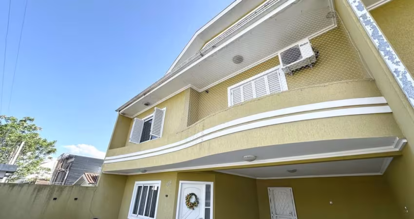 Sobrado com 3 quartos  para alugar, 175.00 m2 por R$4800.00  - Hauer - Curitiba/PR