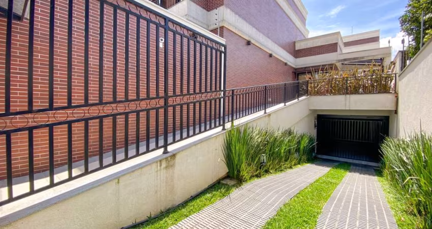 Sobrado com 3 quartos  para alugar, 242.98 m2 por R$6500.00  - Agua Verde - Curitiba/PR