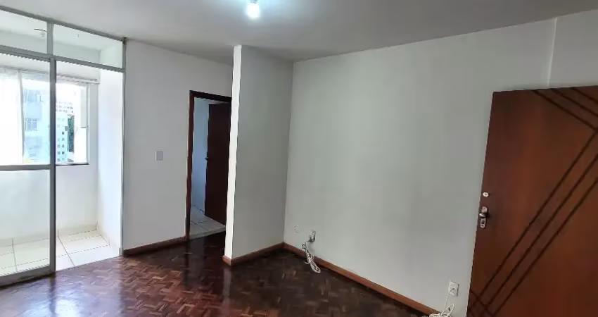 Apartamento um quarto e sala, varanda, garagem, condomínio com portaria 24!