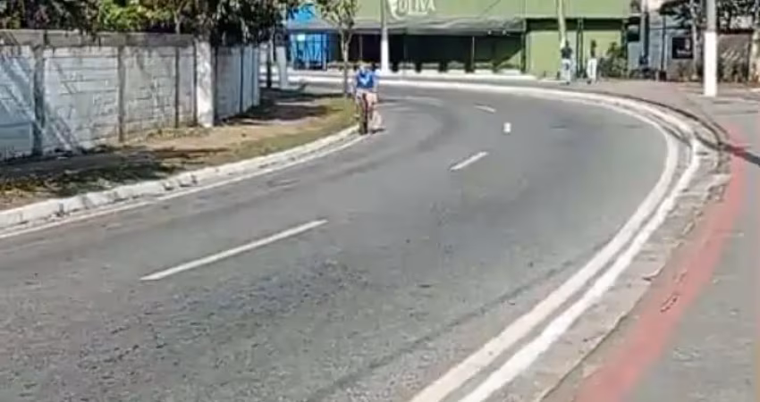 Excelente terreno em frente a via principal na ajuda de baixo   em macaé!