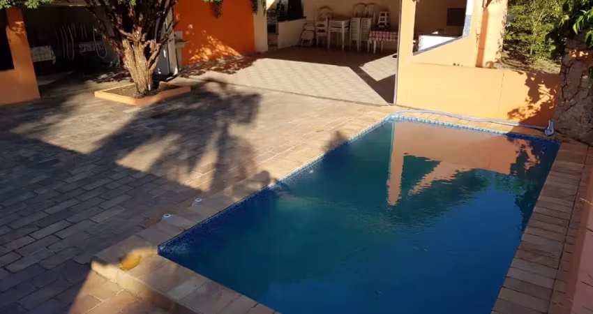 Linda chácara com piscina e 4 banheiros no  bairro putim