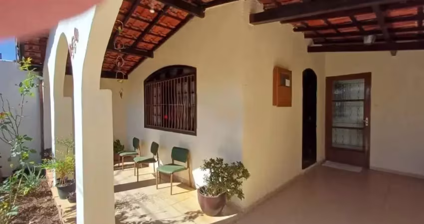 Oportunidade - Casa térrea em excelente localização no bairro Monte Castelo