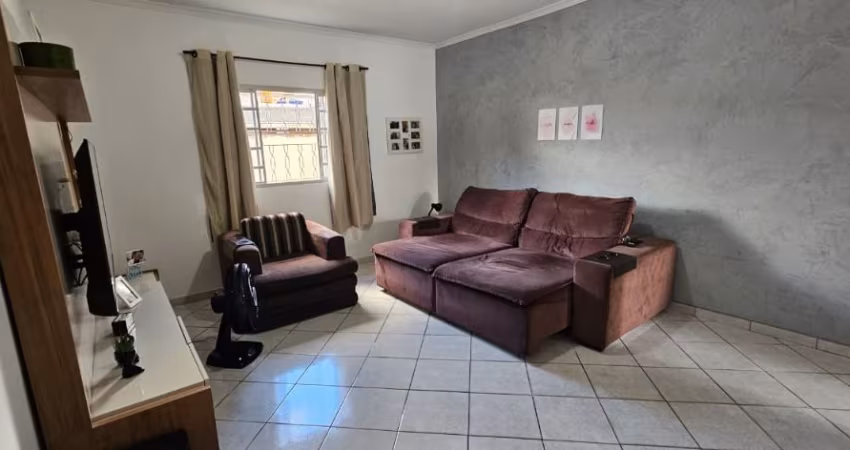 Oportunidade Imperdível! Linda Casa com Piscina à Venda