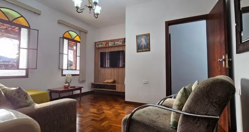 Linda casa com 3 dormitórios sendo 1 suíte - Ótima localização, próximo de comércios no Bosque dos Eucaliptos