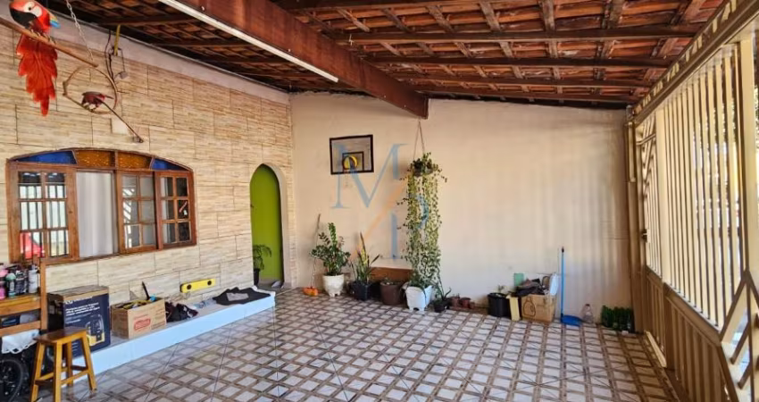Linda casa com 2 dormitórios e churrasqueira - Ótima localização,  diversidade de comércios nas redondezas