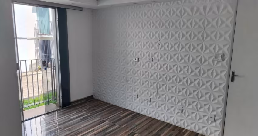 Lindo apartamento com 2 quartos e sala com sacada - Ótima localização, em um condomínio seguro e com muito lazer, contendo 3 piscinas e 4 churrasqueiras