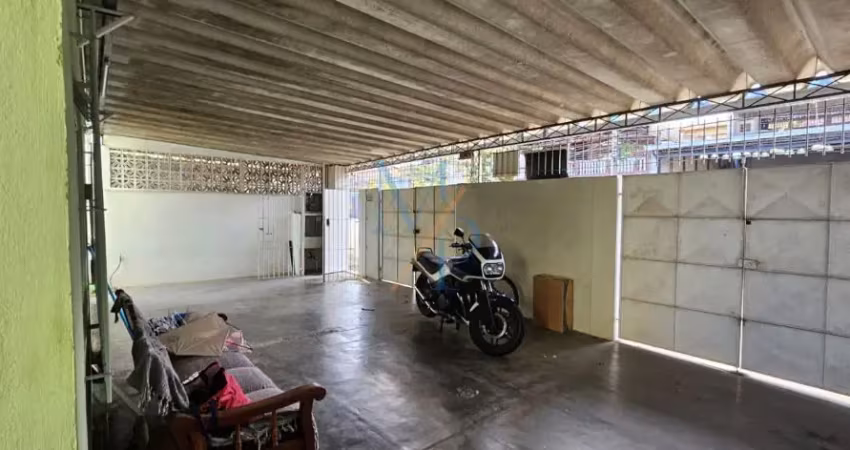 Casa com 3 dormitórios e 1 suíte - ótima localização, com fácil acesso a comércios, serviços e a 10 minutos do shopping oriente