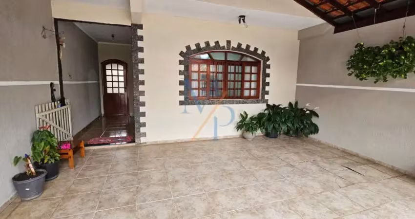 Linda casa com suíte e área gourmet - ótima localização com vários comércios na região