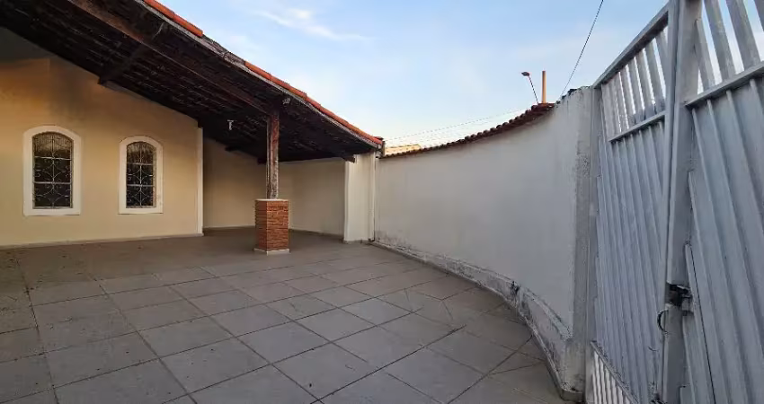 - 2 casas em terreno de esquina - avenida comercial –  excelente para ponto comercial