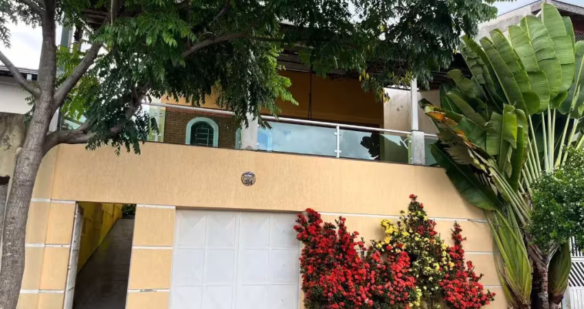 Linda casa com 3 quartos e edícula - ótima localização, ficando perto da fatec, unifesp e a 10 minutos do senac