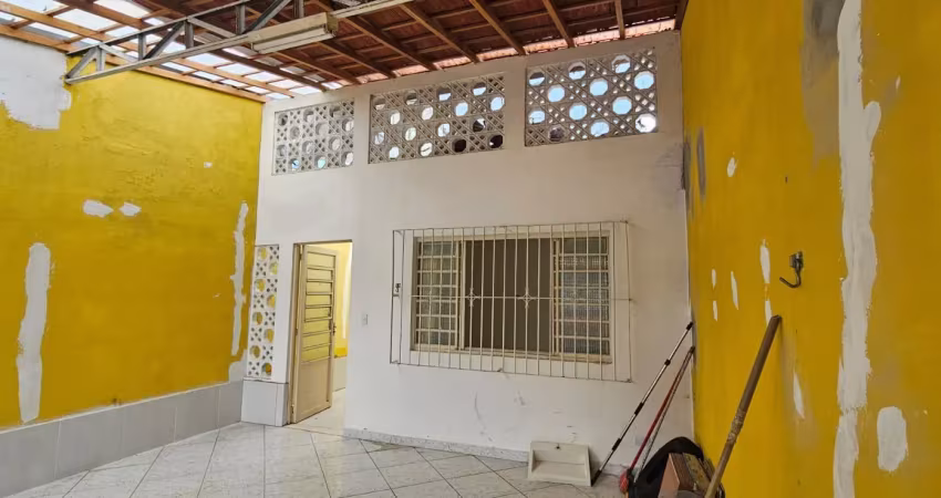 Linda casa com cozinha ampla e edícula - ótima localização, com padarias por perto e 5 minutos do sesi